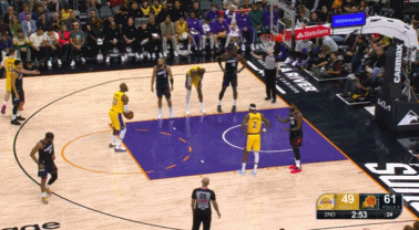 故技重施，狄龙在詹姆斯罚球时与其击掌，此前还曾跟东契奇击掌